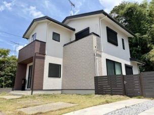 Bright, Energy-Efficient 4LDK with a 4-Car Parking Space in Oyasumi Danchi, Yamaguchi