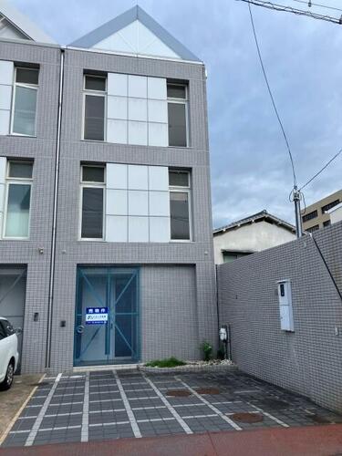 Three-Story RC Home Near Kamihachiman Station, Matsuyama, Ehime