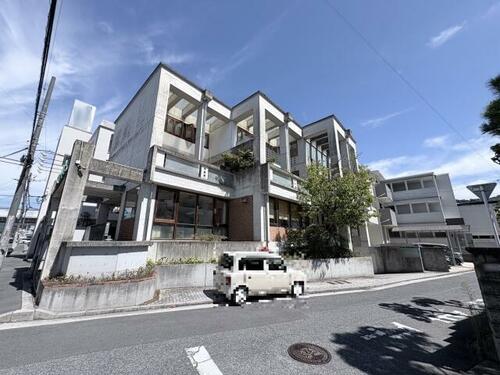 診療所とテラスを備えた府中町の広々としたRC造住宅、府中町