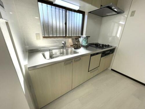 Bright 4LDK Home Near Two Hankyu Stations in Osaka, Osaka