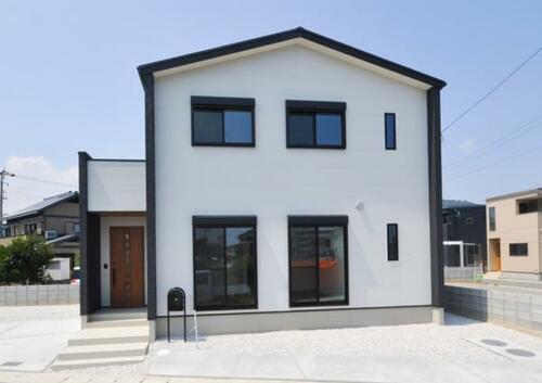 Near-new 3LDK wooden house near Bunka-no-Mori Station, Tokushima, Tokushima