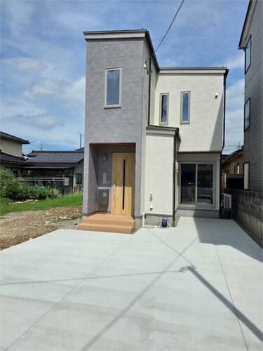Nearly New 4SLDK Family Home with Laundry Room, 8 Min to Tonami Station in Toyama