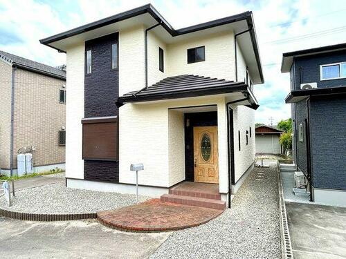 Renovated 4LDK Home with Tatami Room and Three-Car Parking in Niihama, Niihama, Ehime