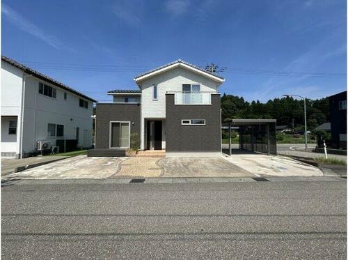 Bright 4LDK Corner-Lot Home with Sunroom & 4-Car Parking in Tsubata, Ishikawa