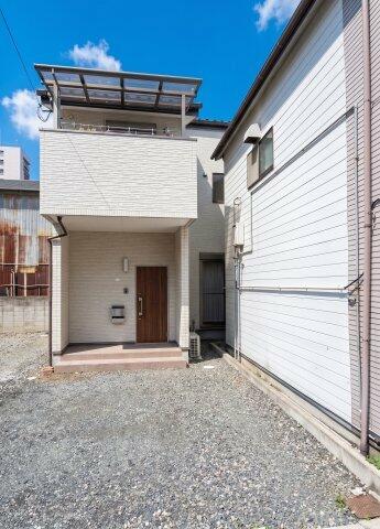 Bright, Fully Renovated 4SLDK Wooden Home in Yawatahama, Ehime