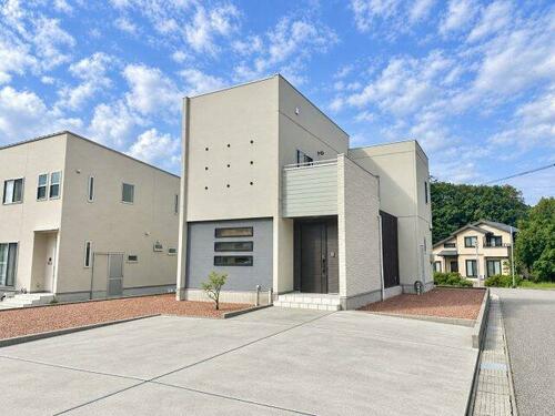 Bright 4SLDK Corner-Lot Home with Private Terrace in Nishiyamadai, Shika, Ishikawa