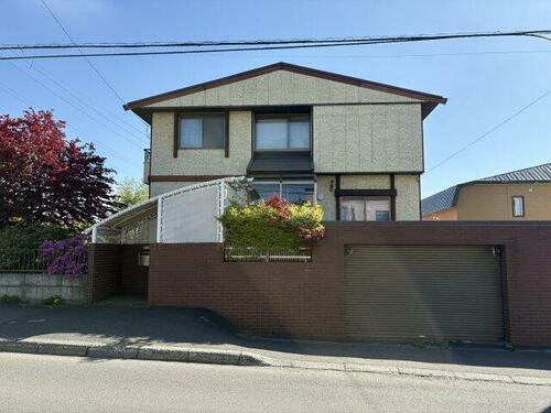 Spacious 4LDK House with Garden and Electric Shutter Garage in Toyohira-ku, Hokkaido