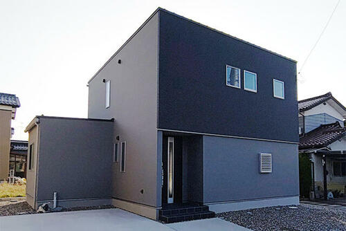 Bright 4LDK Home with Tatami Room and Parking for Four in Komatsu, Komatsu, Ishikawa