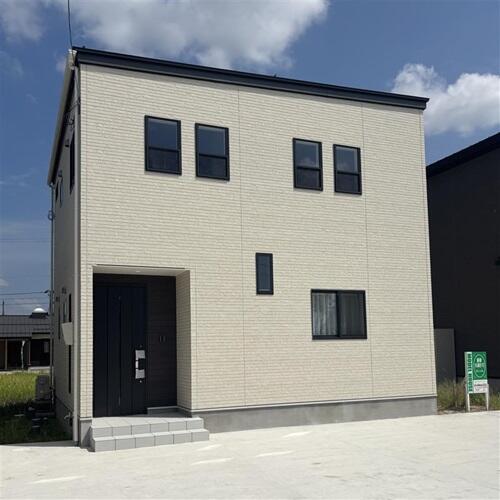 Bright 4LDK Home with Parking in Peaceful Yorina, Tonami, Toyama