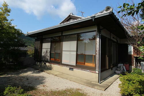 Bright 4LDK Wooden Single-Story Home on a Large Rural Lot in Kawatana, Nagasaki in Nagasaki