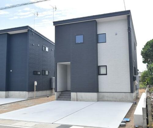 Nearly New 3LDK Wooden Home with 3-Car Parking in Kashiwazaki, Niigata