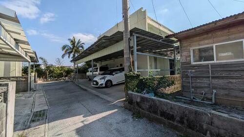 Spacious 4LDK House in Urasoe with Garden, 2 Toilets & Roof Balcony, Okinawa