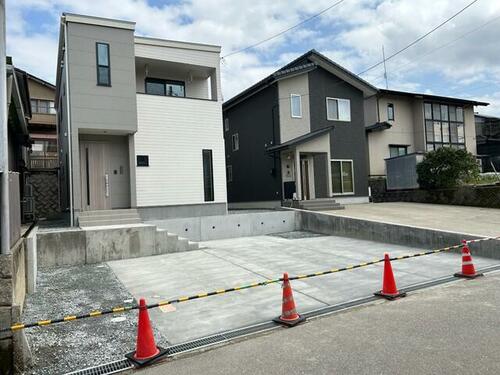 Bright 4LDK Wooden Home with Tatami, Sunroom & 3-Car Parking in Kanazawa in Ishikawa