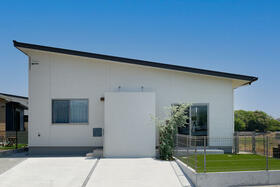 Bright 2024 2SLDK Wooden Bungalow with 15kW Solar and Pet-Friendly Bath in Naruto in Tokushima