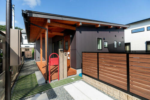 Newly Built-Feeling Single-Story Home with Covered Deck in Shioya, Wakayama