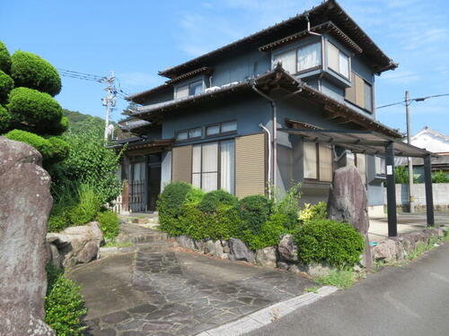 Spacious 5LDK Home with a Large Plot in Oaza Komon, Kurate, Fukuoka