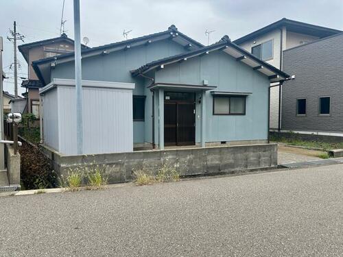 Single-Story 4K Home with a Traditional Wood Interior in Awagasaki, Kanazawa, Ishikawa