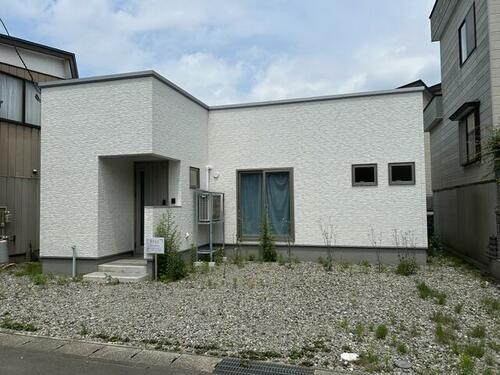 Nearly New 2LDK Wooden House near Takanosu Station, Akita