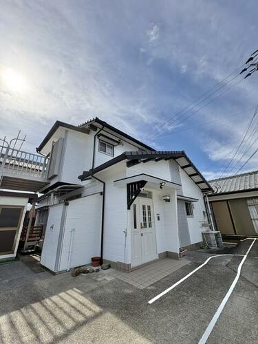 Renovated 4LDK with Garden and Spacious Parking in Saiki, Oita