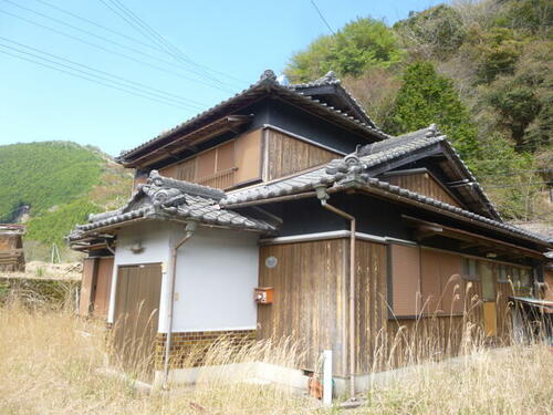 Expansive 6LDK Wooden Home with Three Outbuildings in Ryujinmura, Tanabe, Wakayama
