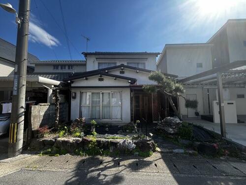 Spacious 8DK Wooden House in Gifu with Garden and Renovation Potential, Gifu