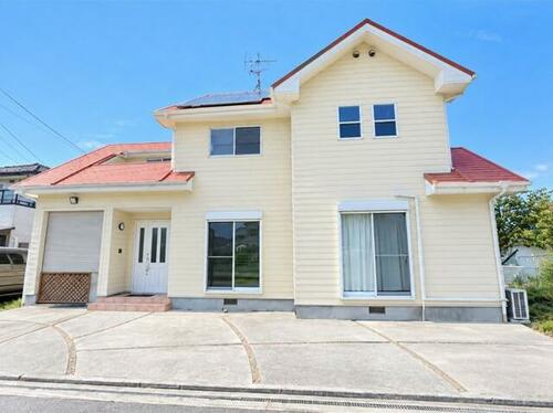 Bright Home with Three Parking Spaces in Doi-cho Nakamura, Shikokuchuo, Ehime