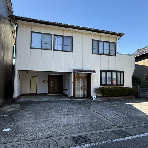 Spacious 7LDK Home with Flexible Ground-Floor Rooms in Tsuza, Oyabe, Toyama