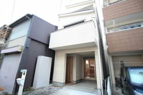 Fully Renovated Bright 4LDK 3-Story Wooden House Near Kyobashi Station, Osaka in Osaka