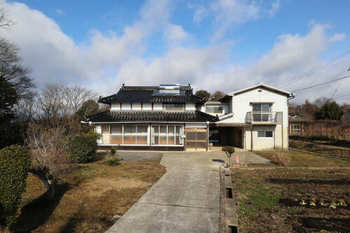 Unrenovated 1943 Wooden 6K Home on a Vast Plot in Rural Shoo, Okayama