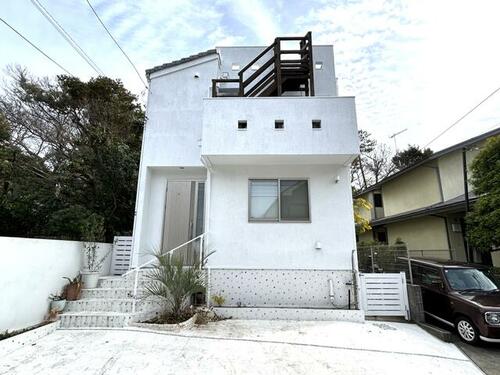 Bright Fully Renovated 2LDK with Enoshima Views & Roof Balcony in Koshigoe in Kanagawa
