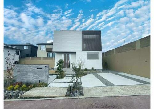 Nearly New 3SLDK Steel-Frame Home with Roof Balcony in Quiet Eitani in Wakayama