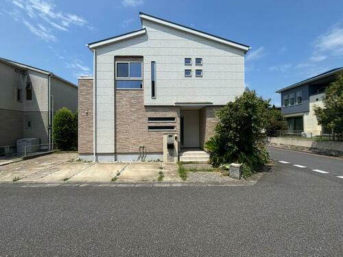Bright Corner 4LDK with Atrium Living near Inzai-Makinohara Station in Chiba