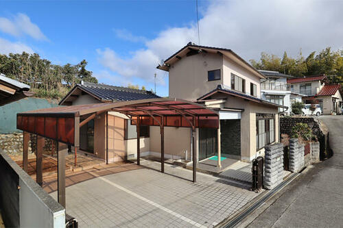 Traditional Two-Story Home with Garden and Carport in Tsuyama, Tsuyama, Osaka