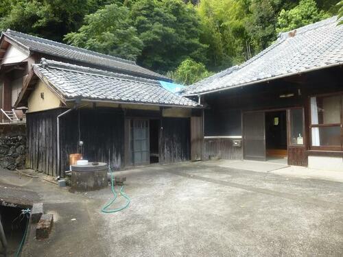 Spacious 9DK Wooden Home on a Large Lot in Yura, Wakayama