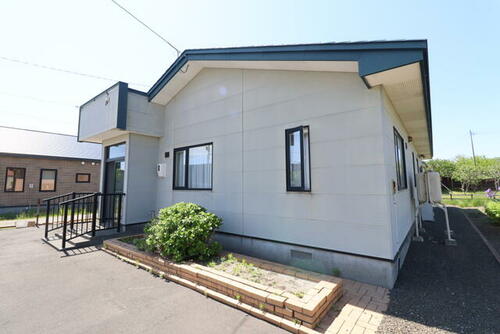 Bright 3LDK Wooden Bungalow on a ~100-Tsubo Lot in Ishikari, Hokkaido