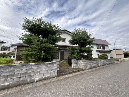Spacious 8LK Wooden Home with Garden & 3-Car Parking in Akita, Akita