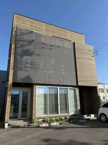 Bright 3-Story Home with Roof Terrace and 4-Car Parking in Niigata, Niigata