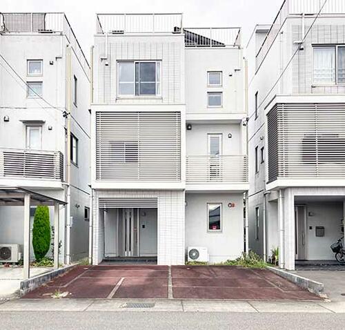 屋上バルコニーと並列3台駐車を備えた関市の4SLDK、関市