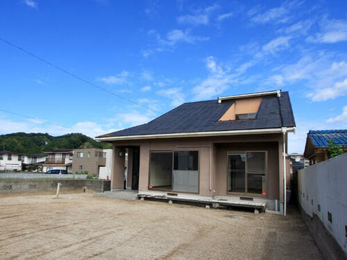 Bright Two-Story Home with Tatami Rooms in Matsuyama, Matsuyama, Ehime
