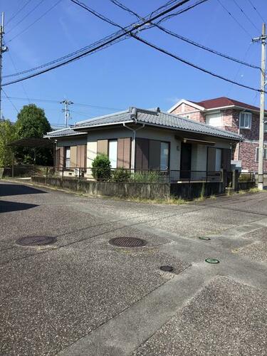Single-Story Corner House in Kamihachiman-cho Nishiyama, Tokushima