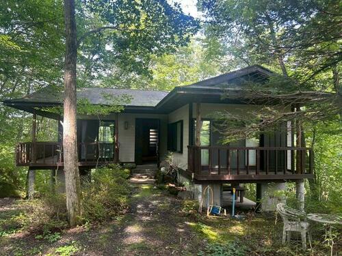 Wood-Framed 2LDK with Tatami Room and Expansive Grounds in Tsumagoi, Tsumagoi, Gunma