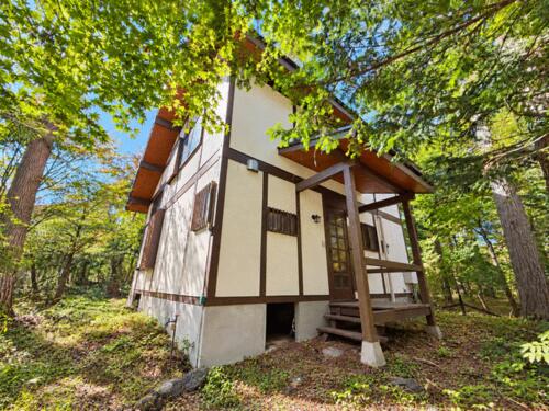 Bright 3LDK Wooden Home with Spacious Grounds in Narusawa, Narusawa, Yamanashi