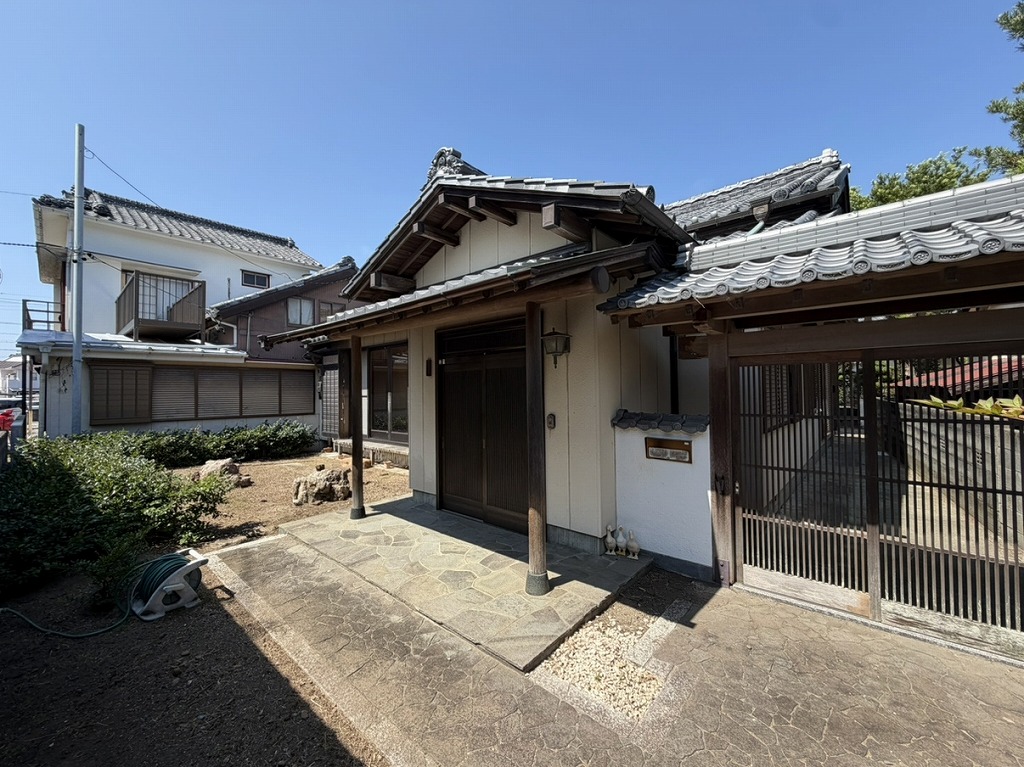 Spacious 10DK Traditional Wood House with Tatami Rooms in Hamamatsu, Shizuoka