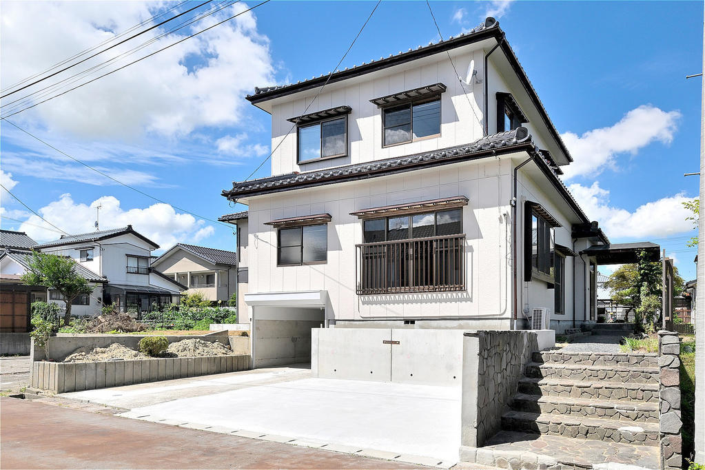 Spacious 6LDK Wooden Home Three Minutes from Yoshida Station, Niigata