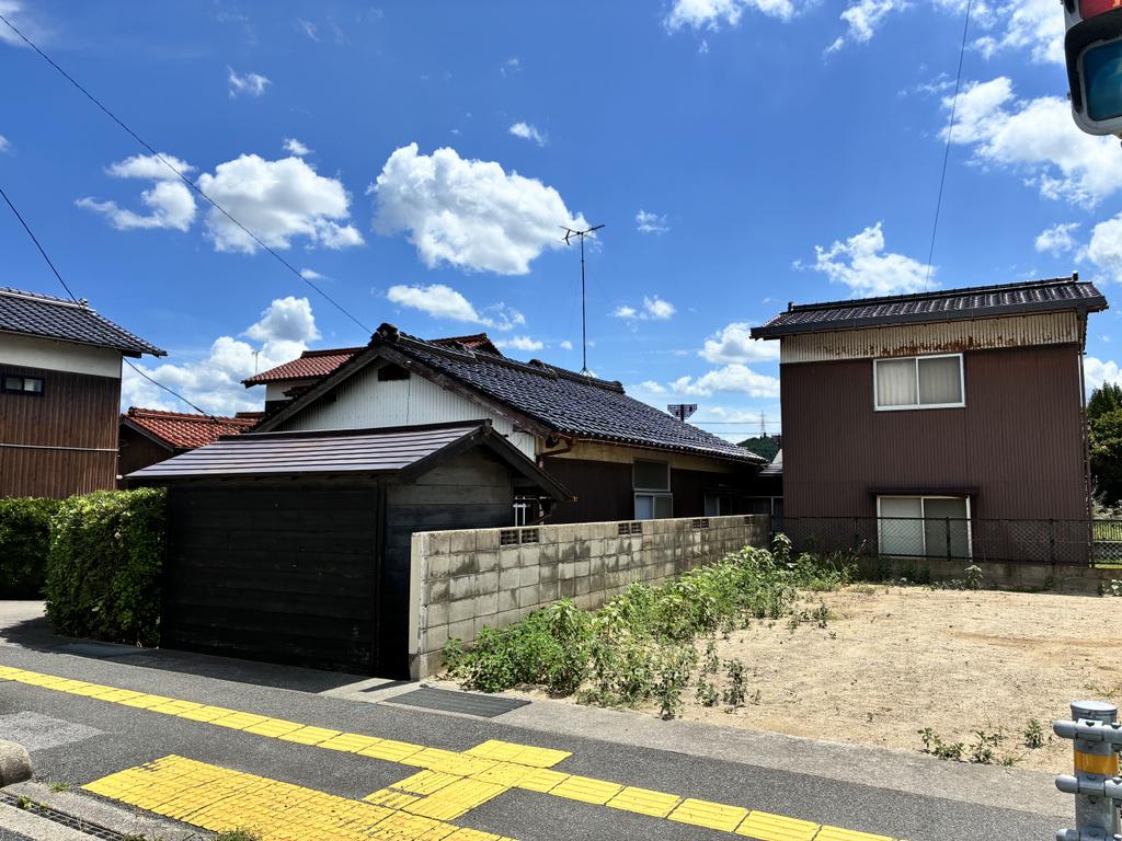 Spacious 5DK House with Large 579.93m² Lot in Kuzumo 2-chome, Tottori