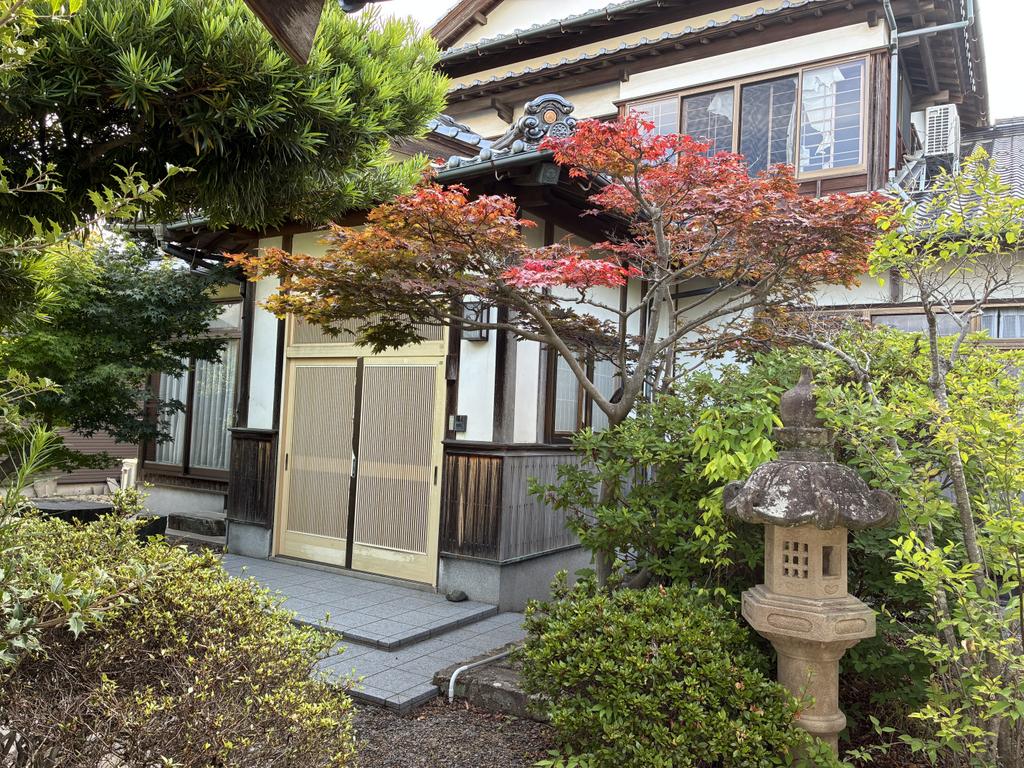 Spacious 7DK Wooden Home with Three Detached Rooms in Kawasaki, Tottori