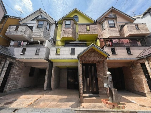 5LDK Three-Story Home 5 Minutes from Konoikeshinden Station, Osaka