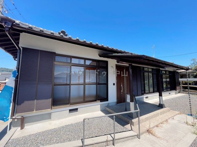 Fully Renovated Bright 3LDK House with 3-Car Parking in Aira in Kagoshima