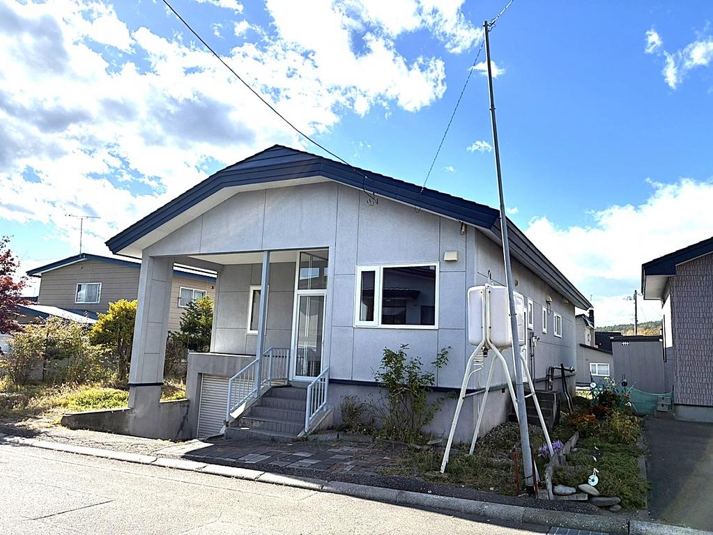 Single-Level 4LDK with Basement Storage and Two Parking Spaces, Kitami, Hokkaido