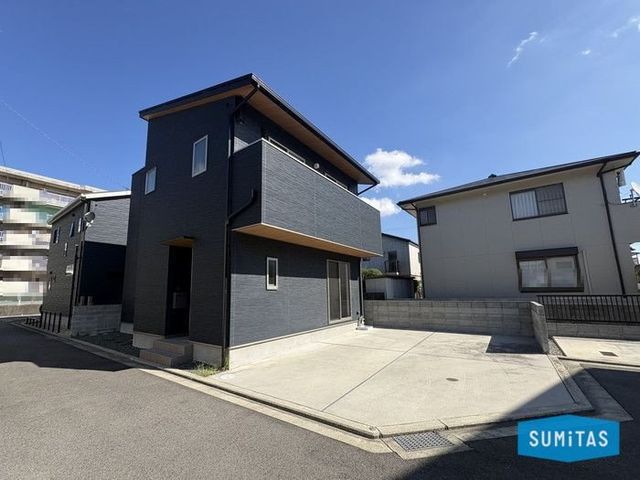 Newer Home with South-Facing Balcony in Matsuyama, Matsuyama, Ehime
